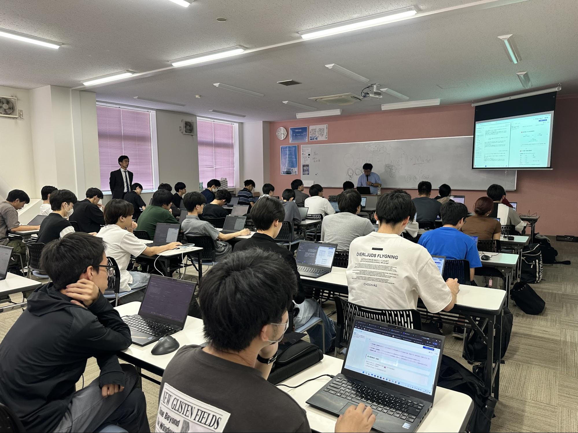 設計に関しての講義を行なっている様子